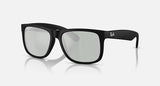 Ray-Ban Justin RB4165 622/Y4 rubberzwart met zilvergespiegelde gepolariseerde glazen, schuin van voren