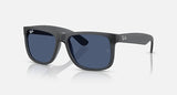 Ray-Ban Justin RB4165 687380 opaalgrijs met donkerblauwe glazen, schuin van voren