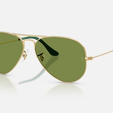 Ray-Ban Aviator RB3025 001/4E goudkleurig met groene glazen, schuin van voren