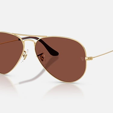 Ray-Ban Aviator RB3025 001/C5 goudkleurig met rode glazen, schuin van voren