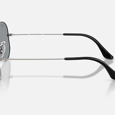 Ray-Ban Aviator RB3025 004/R5 staalgrijs met grijze glazen, zijaanzicht