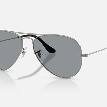 Ray-Ban Aviator RB3025 004/R5 staalgrijs met grijze glazen, schuin van voren