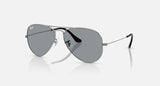 Ray-Ban Aviator RB3025 004/R5 staalgrijs met grijze glazen, schuin van voren