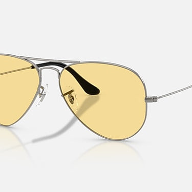 Ray-Ban Aviator RB3025 004/R6 staalgrijs met gele glazen, schuin van voren