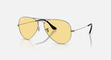 Ray-Ban Aviator RB3025 004/R6 staalgrijs met gele glazen, schuin van voren