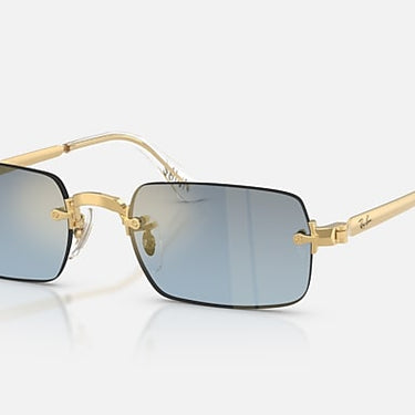 Ray-Ban RB3928 by A$AP Rocky 001/S2 arista goud, glazen in blauw met kleurverloop naar donkergrijs – schuin vooraanzicht