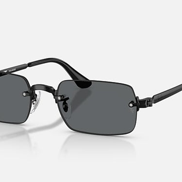 Ray-Ban RB3928 by A$AP Rocky 002/81 zwart, glazen in donkergrijs gepolariseerd – schuin vooraanzicht