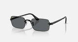 Ray-Ban RB3928 by A$AP Rocky 002/81 zwart, glazen in donkergrijs gepolariseerd – schuin vooraanzicht