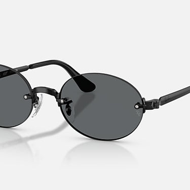 Ray-Ban RB3929 by A$AP Rocky 002/81 zwart, glazen in donkergrijs gepolariseerd – schuin vooraanzicht