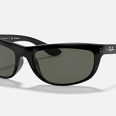 Ray-Ban Balorama RB4089 601/58 zwart gepolariseerd – schuin vooraanzicht