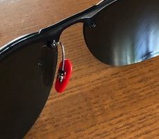 Metalen neuspad houders met rode neuspads en schroeven voor Ray-Ban Ferrari RB4302