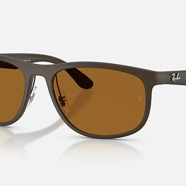 Ray-Ban RB4468 6124BB Liteforce zandbruin – schuin vooraanzicht