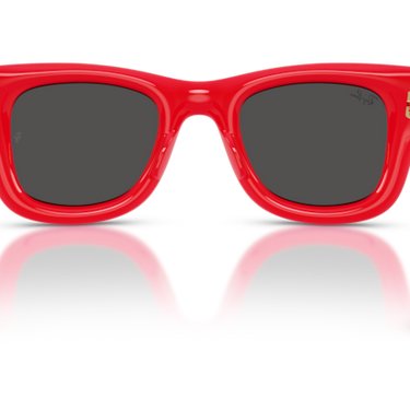 Ray-Ban RB4940 683187 Wayfarer Puffer rood – achteraanzicht